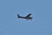 Morten 24 august 2025 - LN-MTH over Høyenhall, jeg tror det er Sameiet LN-MTH som er ute med sin Cessna 172N Skyhawk 100 II fra 1979. Vi har sett dem flere ganger nå i august, så skal vi se litt på modellen Cessna 172N? Vi har LN-HOG som også er en Cessna 172N