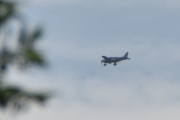 Morten 1 juli 2025 - Småfly over Høyenhall, her kom jeg for sent ut. Men jeg tror det er en Piper og fine skjermer over hjulene hadde den også