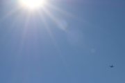 Morten 11 juli 2025 - LN-BIF besøker Høyenhall enda en gang, nå er klokken 16.12 og vi kan ta med solen. Da har vi både sol og en fugl på samme dagen