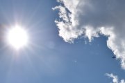 Morten 18 juli 2025 - Tiger Moth over Høyenhall, klokken er 14.34 og jeg ser en dobbeltdekker sammen med solen. Det kan jeg ikke søke på, har for mange bilder