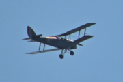 Morten 19 juli 2025 - LN-MAX og LN-BDM over Høyenhall, vi ser på LN-MAX som er den bakerste først. Det er Tiger Moth nr. 127 fra 1941