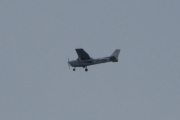 Morten 2 juli 2025 - LN-AGM over Høyenhall, jeg tror det er Gardermoen Flyklubb som er ute med sin Cessna 172S Skyhawk SP fra 2004. Jeg husker i juli 2022, da kom dem mange ganger. Skal vi lenger tilbake så har jeg 28 juli 2019 og 31 juli 2020 og 3 juli 2021