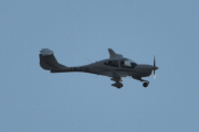 Morten 20 juli 2025 - LN-FTS over Høyenhall, det er Oslo Flyveklubb som er ute i kveldsolen med sin Diamond DA-40NG med navnet Sierra