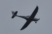Morten 22 juli 2025 - LN-NRA besøker Høyenhall, det er Nedre Romerike Flyklubb som kommer med sin Aquila AT01-100A (Kommersiell betegnelse A211) fra 2014