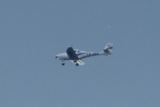 Morten 23 juli 2025 - LN-NRA over Høyenhall, det er Nedre Romerike Flyklubb som er ute med sin Aquila AT01-100A (Kommersiell betegnelse A211) fra 2014. Den så vi i går også