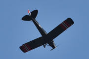 Morten 28 juli 2025 - LN-BDM besøker Høyenhall, klokken er 17.55 og det er Nedre Romerike Flyklubb Veteranflygruppa som kommer med sin DeHavilland DH 82A Tiger Moth nr. 153 fra 1941