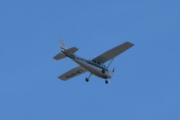 Morten 9 juli 2025 - LN-MTH besøker Høyenhall, det er Sameiet LN-MTH som kommer med sin Cessna 172N Skyhawk 100 II fra 1979