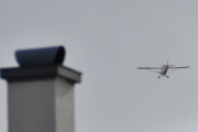 Morten 1 juni 2025 - Piper PA-18 Cub over Høyenhall, jeg har et bilde når jeg titter gjennom et vindu den 10. august 2021. Men den er ikke gul, er denne gul? Hvis den er gul så kan det være Grenland Flyklubb
