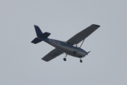 Morten 15 juni 2025 - LN-NPK besøker Høyenhall, det er Anne og Lars som er ute med sin Cessna 172B Skyhawk fra 1961. Dem har jeg sett mange ganger kan du tro