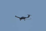 Morten 21 juni 2025 - Diamond DA-40NG over Høyenhall, ser dere skoene på hjula?
