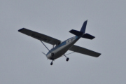 Morten 24 juni 2025 - LN-NPK besøker Høyenhall, det er Anne og Lars som er ute med sin Cessna 172B Skyhawk fra 1961. Nå var det ingen småfly å se på sankthansaften, det var jo så dårlig vær