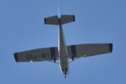 Morten 10 mai 2025 - LN-TVD besøker Høyenhall, det er Christopher som kommer med sin Cessna 172D Skyhawk fra 1962. Jeg hadde han i registeret mitt, og er litt spent på når jeg så han