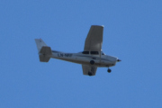 Morten 18 mai 2025 - LN-NRF over Høyenhall, så ser jeg Nedre Romerike Flyklubb som er ute med sin Cessna 172S Skyhawk SP en gang til