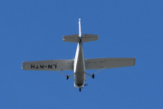 Morten 29 mai 2025 - LN-MTH besøker Høyenhall, det er Sameiet LN-MTH som er ute med sin Cessna 172N Skyhawk 100 II fra 1979