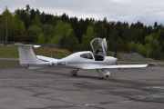 Morten 3 mai 2025 - LN-NEZ på Hamar flyplass, her står  Diamond DA-40 TDI Diamond Star som vi så i luften i sted. Jeg har vel aldri sett et sånt fly stå på bakken før, men så var det disse turene mine da. Men i mai så har jeg sett deg den 13 mai 2021 og 21 mai 2024 også. Men nå må jeg videre
