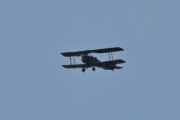 Morten 31 mai 2025 - LN-BDM over Høyenhall, her kommer Nedre Romerike Flyklubb Veteranflygruppa på morgenen med sin DeHavilland DH 82A Tiger Moth nr. 153 fra 1941