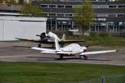 Morten 4 mai 2025 - LN-KVK og LN-TEX på Kjeller flyplass, det nytter ikke å gjemme seg, dere to kjenner jeg igjen. Det er en Piper PA-32-301XTC Saratoga fra 2004 og en North American T-6G Harvard fra 1944. Det er 60 års aldersforskjell det