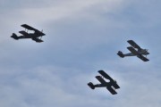 Morten 8 mai 2025 - LN-KFM og LN-MAX og LN-BDM over Høyenhall, her kommer det tre dobbeltdekkere som jeg kjenner veldig godt. Fremst så har du DeHavilland DH 60M Moth fra 1929, under ser du DeHavilland DH-82A Tiger Moth fra 1941, og øverst bak kommer DeHavilland DH 82A Tiger Moth som også er fra 1941
