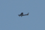 Morten 23 mars 2025 - Cessna 172S Skyhawk over Høyenhall, her må jeg strekke meg langt, men det ser ut som det er Gardermoen Flyklubb som er ute