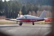 Morten 15 november 2025 - LN-ACS på Skien flyplass, nå sitter jeg i Broussard og ser Kai Vidar med sin Piper PA-28-140 Cherokee B fra 1969. Jeg husker at jeg så han 20 mai 2025, da skrev jeg at jeg ikke har funnet noen flere Piper PA-28-140 siden sist. Men når var det, jo det var 13 september 2023