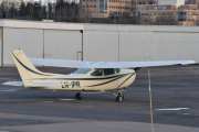 Morten 15 november 2025 - LN-IPR på Kjeller flyplass, så ser vi på RL Entrepenør sin Cessna R182 Skylane RG fra 1978. Jeg har ikke sett den på Kjeller før, men 31 juli 2024 så jeg hvor den hadde hjula, når den var i luften