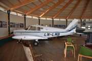 Morten 15 november 2025 - LN-LMB på Skien flyplass, her står det en veteran jeg ikke har sett før. Det er Stig sin Piper PA-28-140 Cherokee fra 1968 og ser like fin ut. Jeg har sett 6 forskjellige Piper PA-28-140 Cherokee til nå
