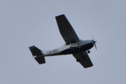 Morten 12 oktober 2025 - LN-BDL besøker Høyenhall, klokken er 12.50 og det er Ringerikes Motorflyklubb som kommer med sin Cessna 172P Skyhawk II fra 1980
