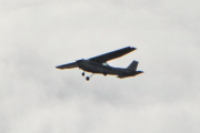 Morten 14 oktober 2025 - LN-MTH over Høyenhall, jeg ser et småfly langt der borte i horisonten som nærmer seg solen