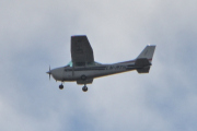 Morten 14 oktober 2025 - LN-MTH over Høyenhall, og her ser jeg dem. Det er Sameiet LN-MTH som er ute med sin Cessna 172N Skyhawk 100 II fra 1979