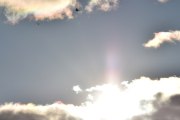 Morten 17 oktober 2025 - LN-MTH over Høyenhall, nå har vi sett dem en del ganger i oktober. Så nå tar vi med fuglen og solen i samme bilde