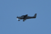 Morten 17 september 2025 - LN-ITA besøker Høyenhall, det er Arild som kommer med sin Cirrus SR20 fra 2011. Jeg har sett han mange ganger, men på den tiden skrev jeg ikke navn