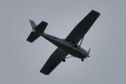 Morten 19 september 2025 - LN-NRF besøker Høyenhall, klokken er 10.25. Det er Nedre Romerike Flyklubb som kommer med sin Cessna 172S Skyhawk SP fra 2006