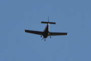 Morten 22 september 2025 - SE-LRO besøker Høyenhall, den ligner veldig på en Piper PA-28-140 bakfra...