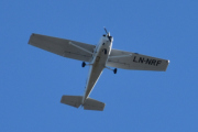 Morten 23 september 2025 - LN-NRF besøker Høyenhall, klokken er 11.44. Det er Nedre Romerike Flyklubb som kommer med sin Cessna 172S Skyhawk SP fra 2006
