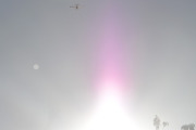 Morten 24 september 2025 - LN-LTH over Høyenhall, da måtte jeg også løpe ut til verandaen, men her fikk jeg med solen. Det er kun jetflystripa jeg har fra før, det var 22 mars 2025