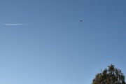 Morten 24 september 2025 - LN-NRF over Høyenhall, klokken er 18.07 og vi ser Nedre Romerike Flyklubb med sin Cessna 172S Skyhawk SP fra 2006 sammen med et jetfly