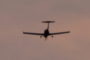 Morten lørdag 27 september 2025 - Diamond DA-40 over Høyenhall, klokken er 19.03 og det begynner og bli sent. Jeg har ikke sett en Diamond DA-40 den 27 september før, så vi gir oss her