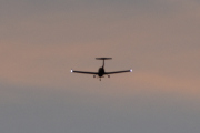 Morten lørdag 27 september 2025 - Diamond DA-40 over Høyenhall, så hvor mange fly har vi sett over her i dag? Jeg tror det blir 9 forskjellige fly som vi har sett her i dag - Flydagen på Høyenhall :-)