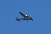 Morten lørdag 27 september 2025 - LN-NRF besøker Høyenhall, klokken er 13.38 og her kommer det enda en. Det er Nedre Romerike Flyklubb som kommer med sin Cessna 172S Skyhawk SP fra 2006