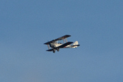 Morten 7 september 2025 - LN-KAY og LN-BGK over Høyenhall, dette er Lars Erik som kommer med sin DeHavilland DH 82A Tiger Moth II nr. 171 fra 1941