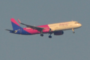 Morten 3 juni 2018 - Wizz Air over Sandefjord, klokken er 06.08 og jeg går meg en morgentur. Vi kan se at landingshjulene er nede, dem skal lande på Torp flyplass