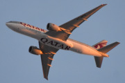 Morten 17 januar 2022 - A7-BFC over Høyenhall, det er Qatar Airways Cargo som kommer i kveldssola med sitt Boeing 777F som er litt over 10 år gammelt