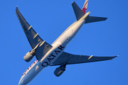 Morten 21 februar 2022 - A7-BFD besøker Høyenhall, det er Qatar Airways som fløy så stille og rolig med sitt Boeing 777, at jeg kom for sent ut på verandaen