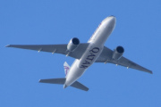 Morten 25 februar 2022 - A7-BFX over Høyenhall, det er Qatar Airways Cargo som kommer med sitt Boeing 777F