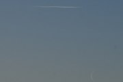 Morten 28 januar 2022 - Jetflyet og månen over Høyenhall, den er nede til høyre, men er ganske liten nå