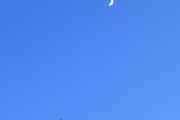 Morten 6 februar 2022 - Flyet og månen, jeg vet, men flyet er helt nederst i bilde