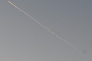 Morten 8 februar 2022 - Jetfly og SAS over Høyenhall, her et jetflyet og det er en fugl rett under