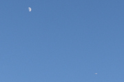 Morten 9 februar 2022 - Stort fly og månen over Høyenhall, blir små forhold her, men flyet er litt til høyre nede