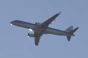 Morten 5 april 2021 - PH-EZY over Høyenhall, er er Embraer 190/195 som KLM Cityhopper eier