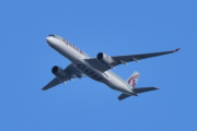Morten 7 april 2021 - A7-ALA over Høyenhall, det er Qatar Airways som kommer med sin Airbus A350